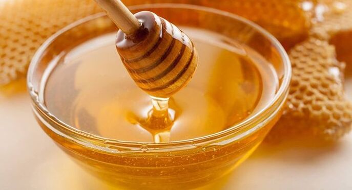 Beneficial for the eyes, honey reduces inflammation and improves vision quality