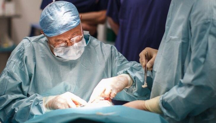 Surgical removal of the lens of the eye (vitrectomy)